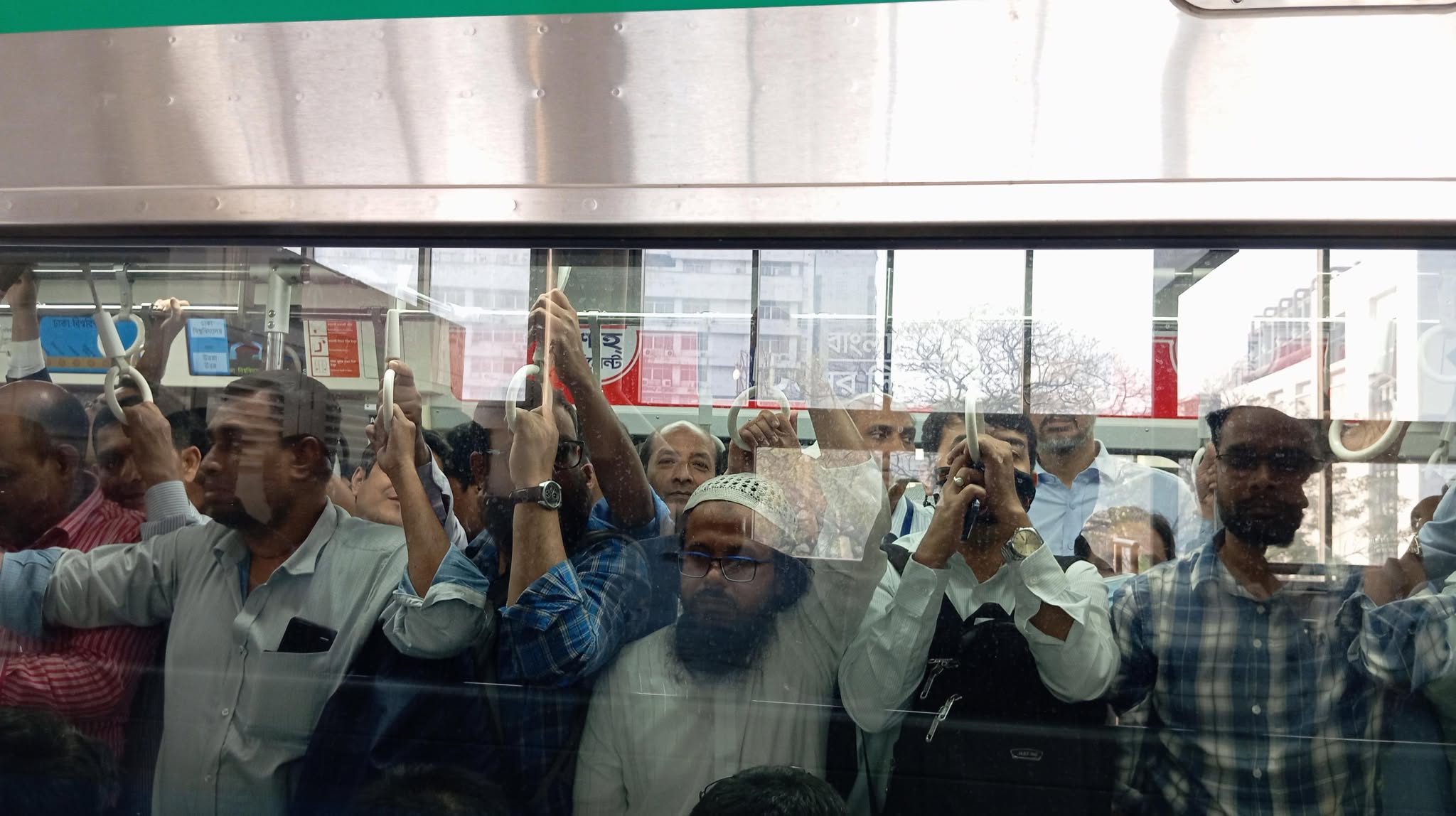 রমজান মাসে ঢাকার মেট্রোতে এমন দৃশ্য আগে দেখেনি কেউ!