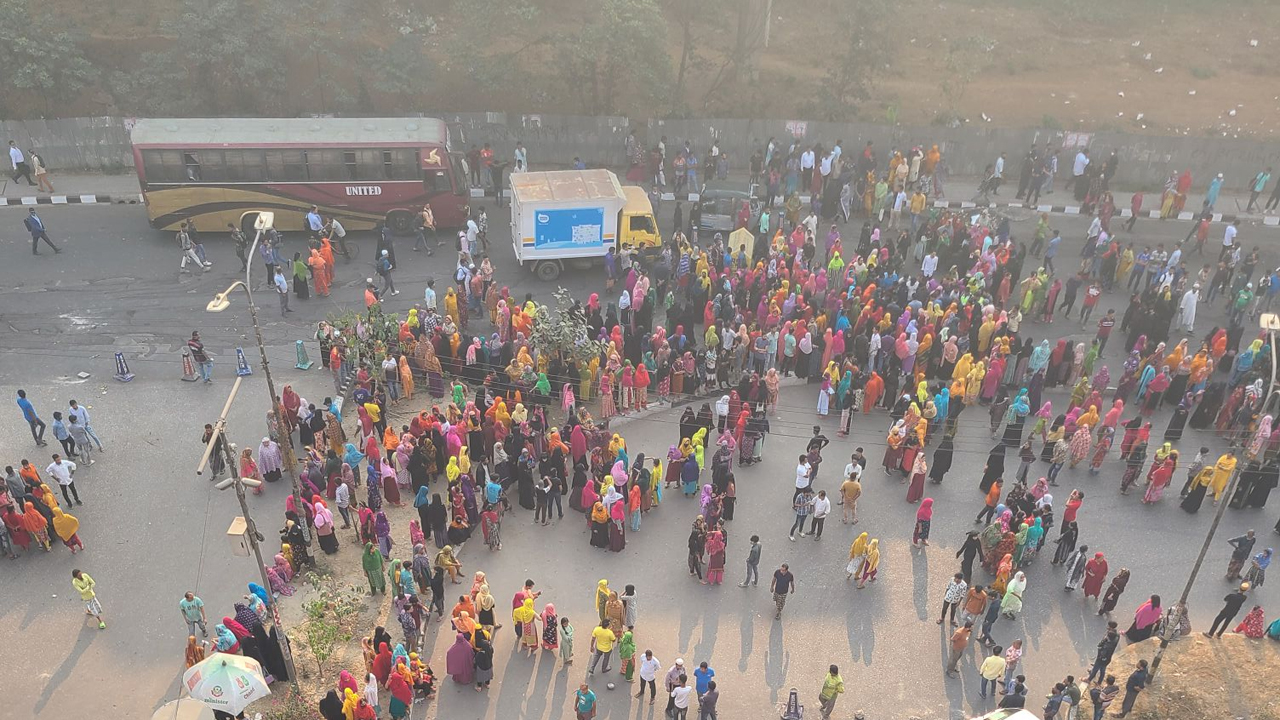 বনানীতে ২ নারী পোশাকশ্রমিক সড়ক দুর্ঘটনায় নিহত , সড়ক অবরোধ
