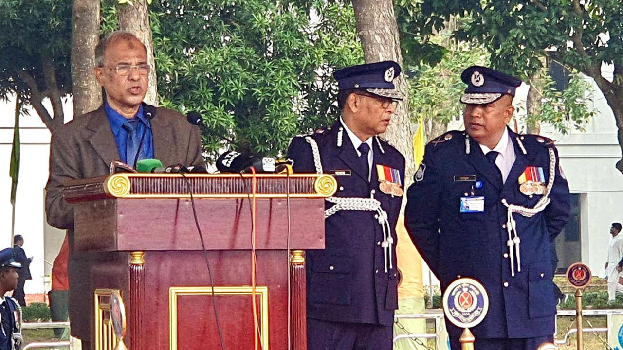 বাংলাদেশ পুলিশ প্রজাতন্ত্রের স্বাধীন কর্মচারী কোনো দল,গোষ্ঠীর নয় : স্বরাষ্ট্র উপদেষ্টা