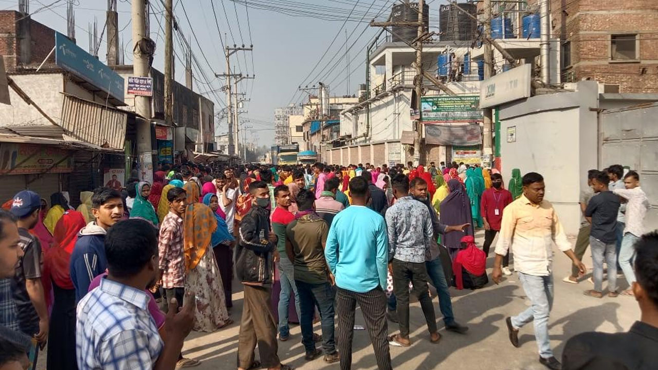 বকেয়া বেতনের দাবিতে আশুলিয়ায় পোশাক শ্রমিকদের সড়ক অবরোধ